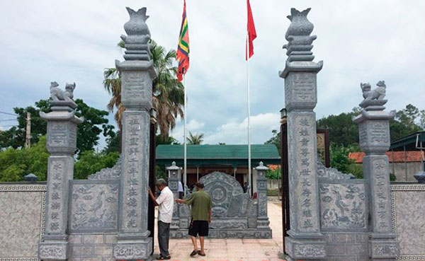 Cổng đá nhà thờ họ