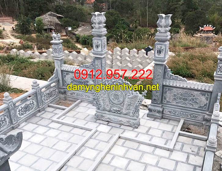 Bức bình phong bằng đá khu lăng mộ