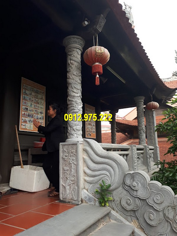 Cột nhà cổ tròn được trang trí đẹp mắt với các hoạ tiết truyền thống