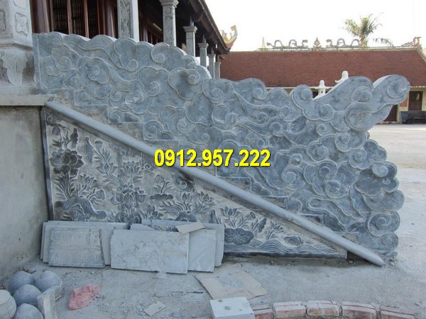 Rồng đá bậc thềm được đặt nằm dọc theo các bậc tam cấp, bậc thềm đá với nhiều ý nghĩa phong thuỷ khác nhau