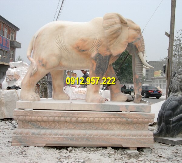 Tượng voi đá vàng, một chất liệu phổ biến cùng đá xanh và đá trắng Tượng con voi bằng đá đẹp chuẩn phong thuỷ