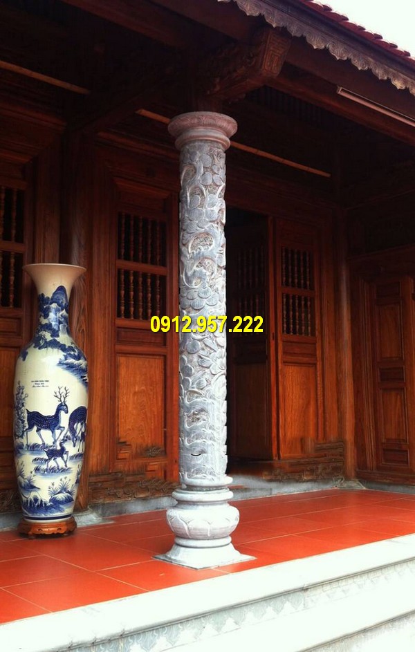 Cột tròn bằng đá trước hiên nhà thờ họ