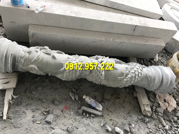 Cột hiên đá trắng chạm khắc hình rồng tại kiến trúc cổ