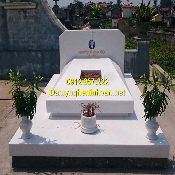Nhà mồ đá hoa cương ở Bến Tre