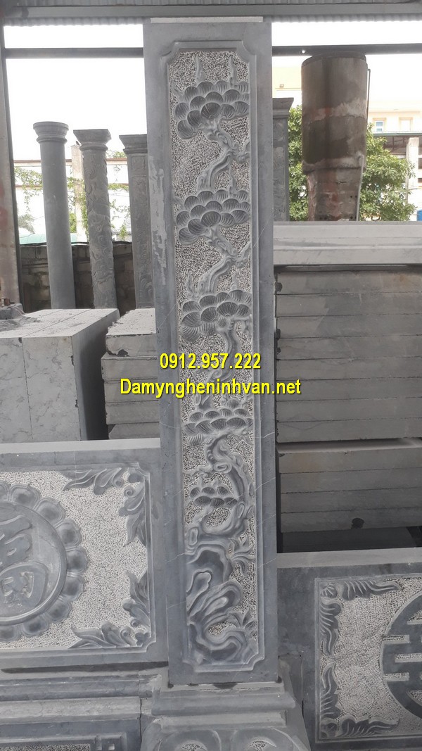 Cột trụ đá được chạm khắc hoạ tiết đẹp