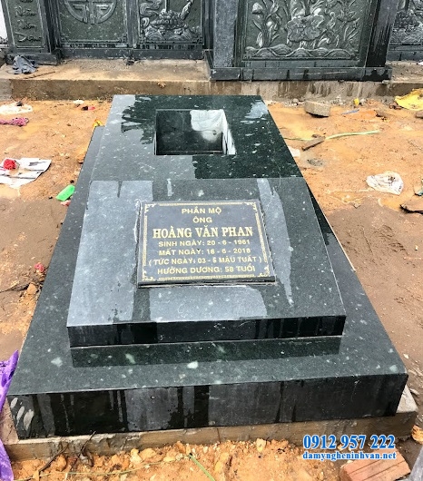 Mộ đá trong khu lăng mộ