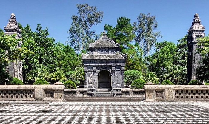 Một góc lăng mộ cổ kính vua Đồng Khánh